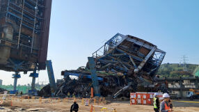 Най-малко седем души са затрупани след срутване на сграда на електроцентрала (ВИДЕО)