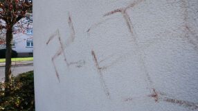 Полицията в Германия разследва появата на свастики, изрисувани с човешка кръв (СНИМКИ)