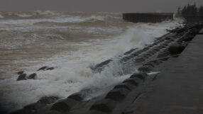 След като уби над 100 души във Филипините, тайфунът „Калмаеги“ стигна до Виетнам (ВИДЕО)