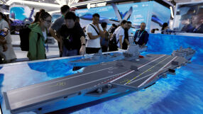 Третият китайски самолетоносач „Фудзиен“ влезе в служба