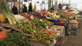 В сезона на зимнината: Пазарите са пълни, купувачите - малко