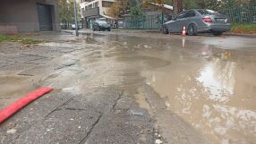 Авария на водопровод наводни улици в Пловдив (СНИМКИ)