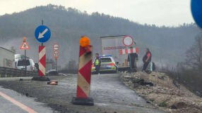 Камион се заби в камара пръст в неремонтиран участък от пътя Мездра – Ботевград (СНИМКИ)