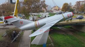 Върнаха изтребителя МиГ-17 на мястото му в Ямбол