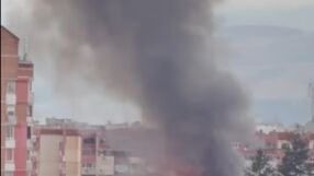 Голям пожар гори в столичния квартал "Банишора", близо до голям супермаркет (ВИДЕО)