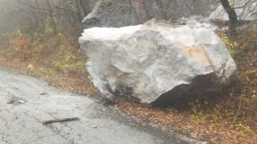 &quot;Чусе тътен в селото&quot;: Огромна канара - над 50 тона, пада на път във Врачанско