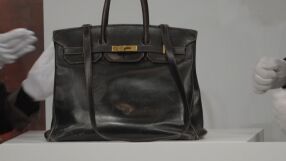 Показаха старата правоъгълна чанта, надживяла времето си и продадена за 10 млн. долара