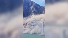 Срути се част от новооткрит мост в Китай (ВИДЕО)