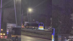 Тролейбус катастрофира в електрически стълб на столичен булевард (СНИМКИ)