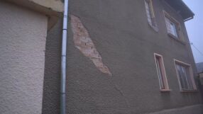 „Цял квартал пропада, отдолу текат реки“: Къщи в Лом се рушат заради течове от нов водопровод