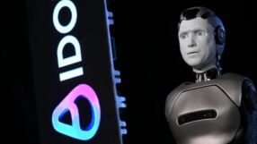 Първият руски човекоподобен робот рухна на сцената при представянето си (ВИДЕО)