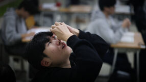 Цялата държава притихва, самолетите не излитат: Учениците в Южна Корея се явяват на 8-часов изпит