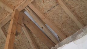 Врани нападнаха временния покрив на горялата гимназия в Трявна и направиха дупки