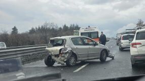 Катастрофа на АМ &quot;Тракия&quot; в посока София затрудни движението (ВИДЕО И СНИМКИ)