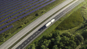 Европейска държава построи път, който зарежда електромобили в движение