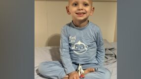 След двойна диагноза рак: 4-годишно момче и майка му се борят за живота си едновременно (СНИМКИ)