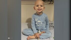 След двойна диагноза рак: 4-годишно момче и майка му се борят за живота си едновременно (СНИМКИ)