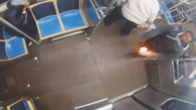 Мъж поля с бензин и запали жена в метрото в Чикаго, искал да я убия
