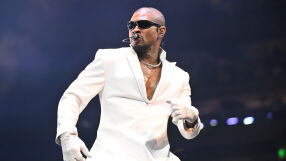 Ъшър съди инвеститори, за да си върне 700 хил. долара, дадени за покупка на имот