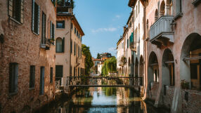 Италианският град само на 1 час от Венеция, който е по-евтин и без тълпи