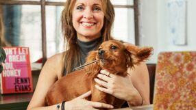 Джени Еванс: От разбита актьорска кариера до смел глас, който събужда тълпите (ВИДЕО)