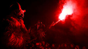 Парадът на Крампус: Демонът спътник на свети Никола плаши непослушните деца