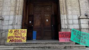 Мигранти окупираха църква, за да се предпазят от студа