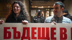 „Няма да ни излъжете“: Младите лекари на протест, няма яснота как ще увеличат заплатите им (СНИМКИ)