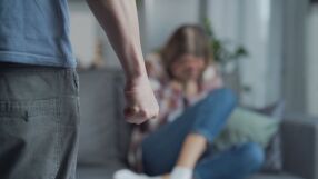 „Ще ти извадя душата и ще ти изтръгна гръкляна“: Мъж, заканил се с убийство на жената, с която живее, остава в ареста