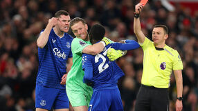 Скандал в Англия: Гей шамароса съотборник и го изгониха