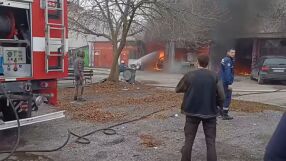 Мъж е с изгаряния след пожар в автосервиз в Димитровград (ВИДЕО)