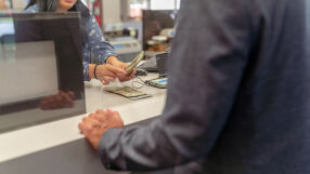 Ще плащаме ли в обменните бюра с банкова карта?