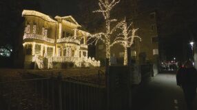 Емблематичната &quot;Къща с ягодите&quot; в центъра на София засия с коледна украса