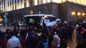 Протестиращи блокираха движението, опитаха да избутат автобус с полицаи (ГАЛЕРИЯ)