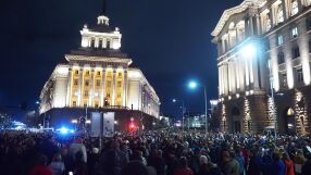 Протестиращи блокираха движението, опитаха да избутат автобус. Полицаите сложиха шлемове и каски (ГАЛЕРИЯ)
