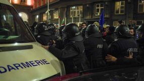 СДВР: Хвърлят се бутилки и пиратки срещу полицаите, трима служители са пострадали