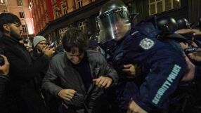 Напрежението на протеста ескалира, автобус е със спуснати гуми. Депутатите не могат да излязат (ГАЛЕРИЯ, ВИДЕО)