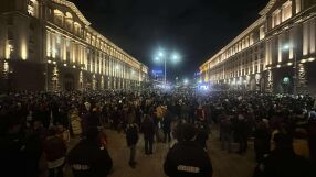 Протестиращите се насочиха към входа на вътрешния паркинг на парламента (ГАЛЕРИЯ, ВИДЕО)