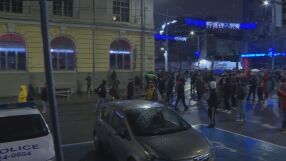 Протестиращи към полицаите: Харесвате ли държавата? (ГАЛЕРИЯ, ВИДЕО)