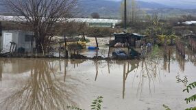 Само за час улиците в Санданското село Ново Делчево потънаха под вода