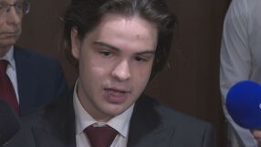 В парламента по време на протеста: „Бягай, бе, мръшляк“. „Взе закачалка и започна да го души“