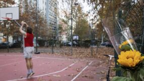 Слънчогледите и смъртта на баскетболното игрище, които обединиха цялата нация