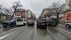 „Аварирали“ автомобили с регистрации от страната блокираха центъра на София (СНИМКИ)