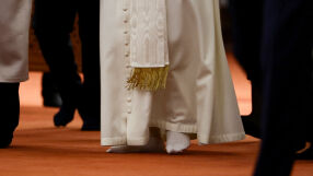 Папа Лъв се събу, но не се помоли в &quot;Синята джамия&quot; в Истанбул (ВИДЕО)