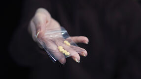 Непълнолетните дилъри: Дрога около училищата разпространяват вече и момичета