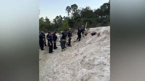 12-годишно момиче едва не загина, затрупано от пясък (СНИМКИ)