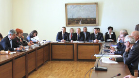 Минималната заплата остава еднаква за страната. Майки и пенсионери да чакат пари