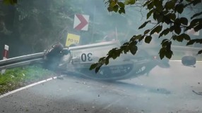 Рали пилот оцеля в зрелищна катастрофа (ВИДЕО)