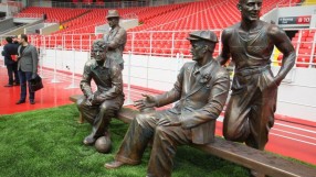 Статуя зад вратата