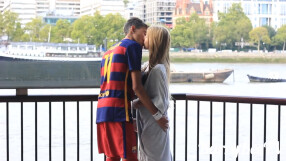 Копие на Неймар целува момичета на улицата (ВИДЕО)